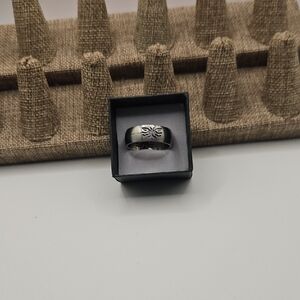 Source Unknown Silver Men's Band with Engraved Design